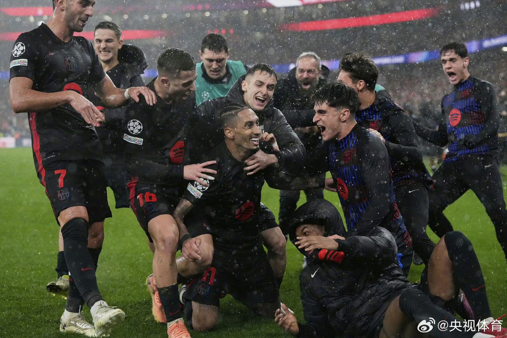 九游会体育-西亚卡姆意外战胜巴黎圣日耳曼，重返赛场引爆全场！赛场气氛高涨的简单介绍